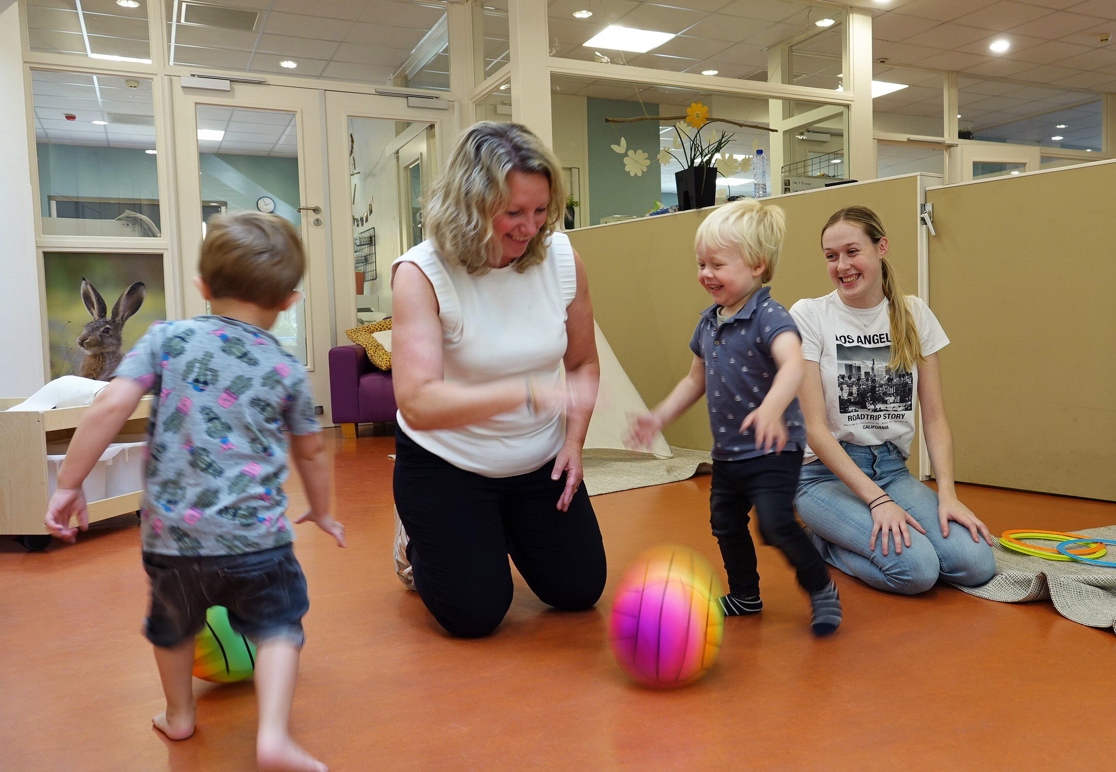 gro-up kinderen en pedagogisch medewerkers spelen met de beweegbox