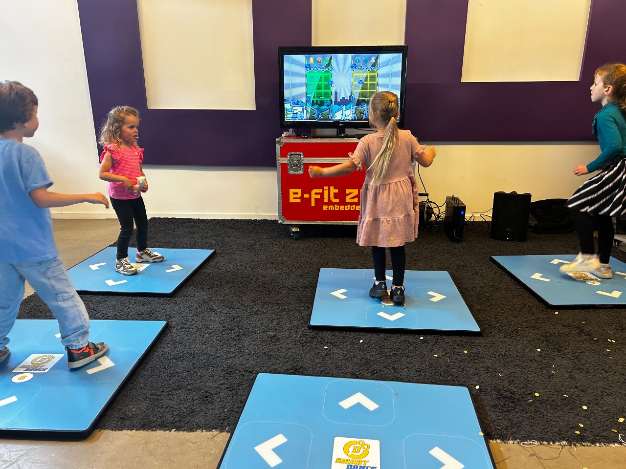 gro-up nieuws kinderen op dansmatten bij opening BSO Danspunt