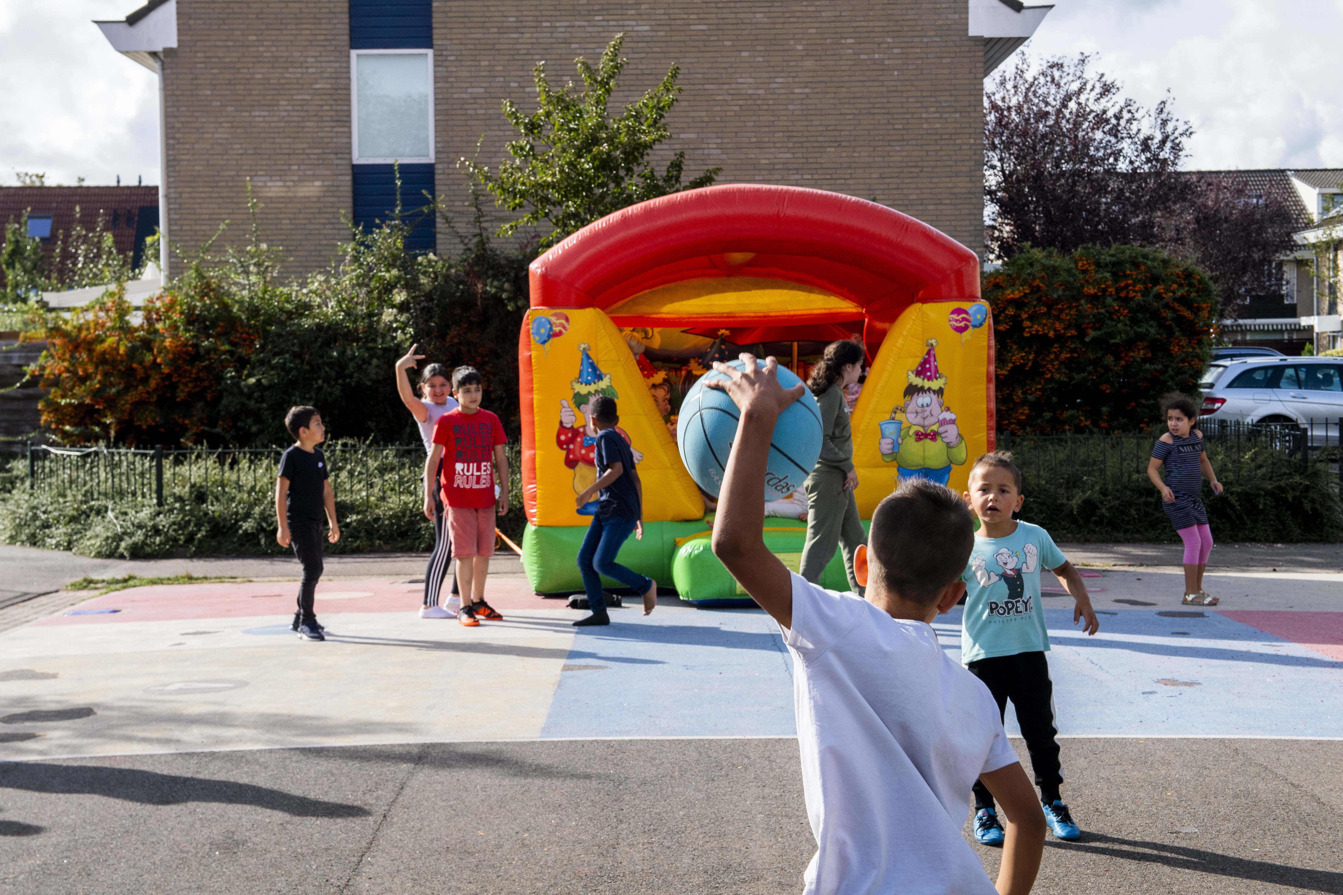 Kinderen spelen op straat tijdens een activiteit van gro-up buurtwerk in Vijfheerenlanden