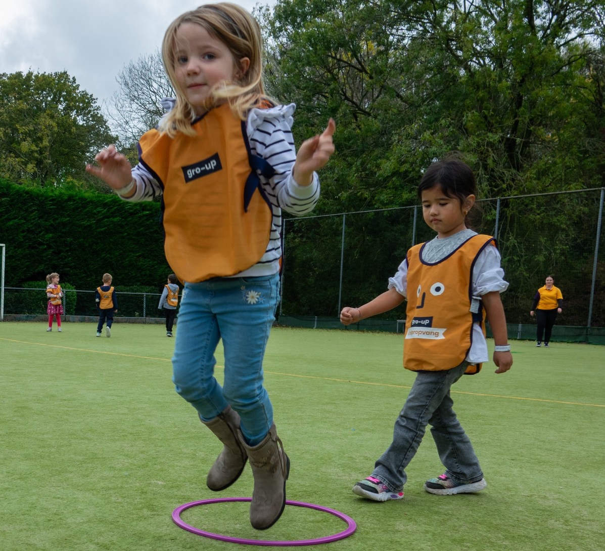 Een meisje staat te springen in een hoepel op BSO De Driehoek van gro-up