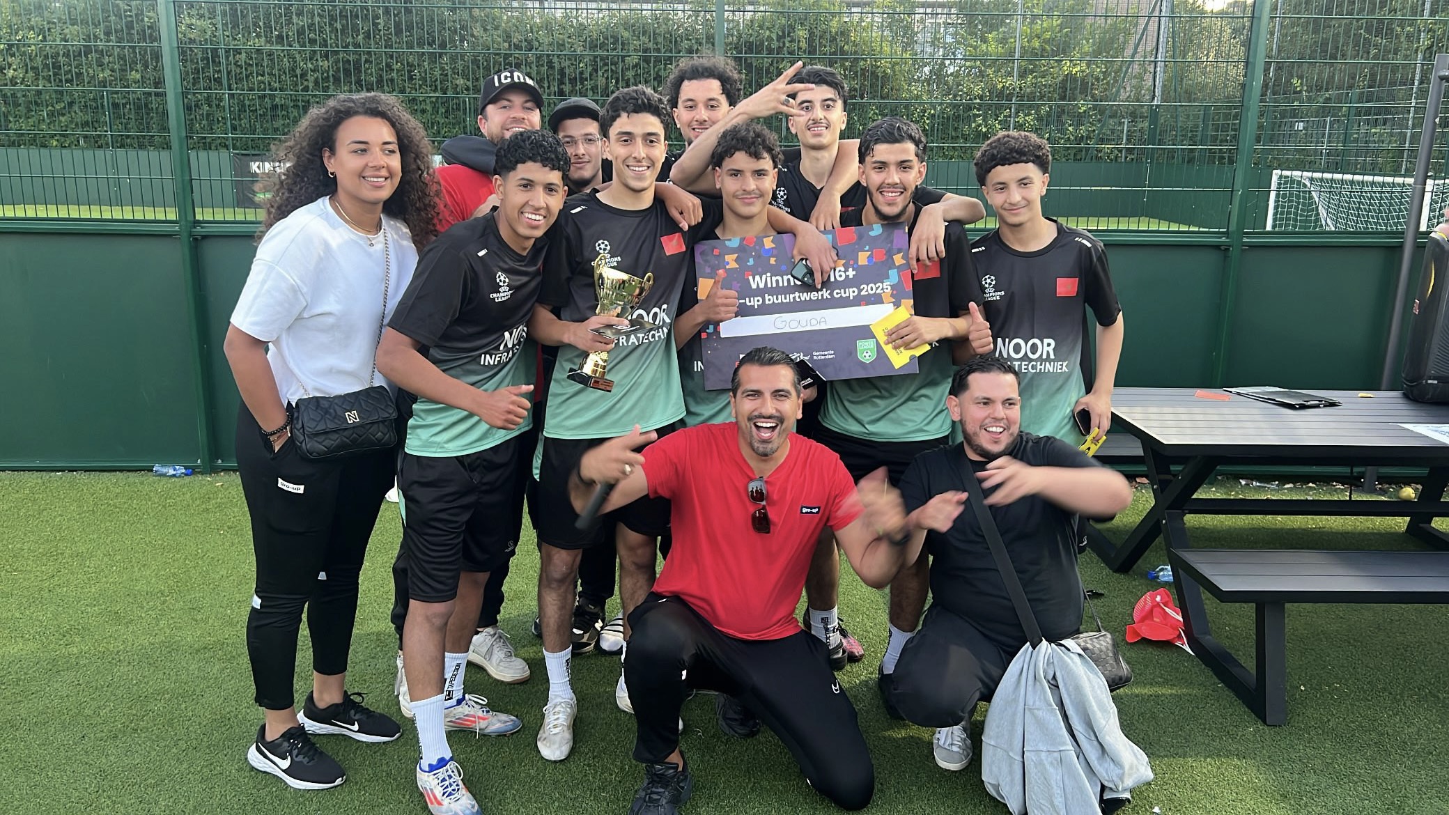 Het winnende team van de gro-up Buurtwerkcup 2025 poseert voor een groepsfoto