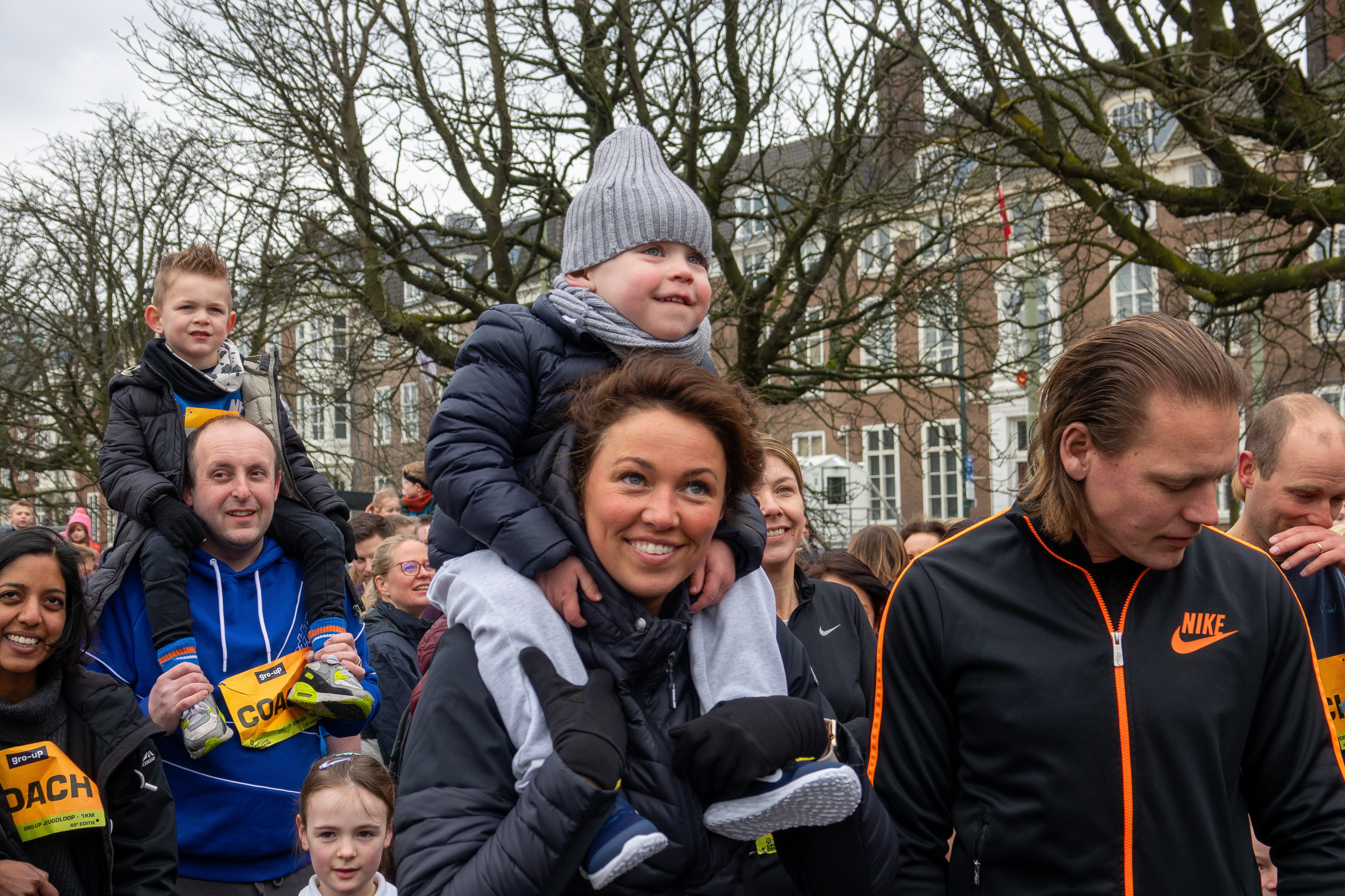 Kinderen en ouders aan de start van de gro-up Familieloop tijdens de Singelloop in Gouda