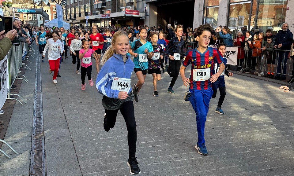 kinderen rennen door Dordrecht tijdens de gro-up jeugdloop van de DrechtStadLoop 2024