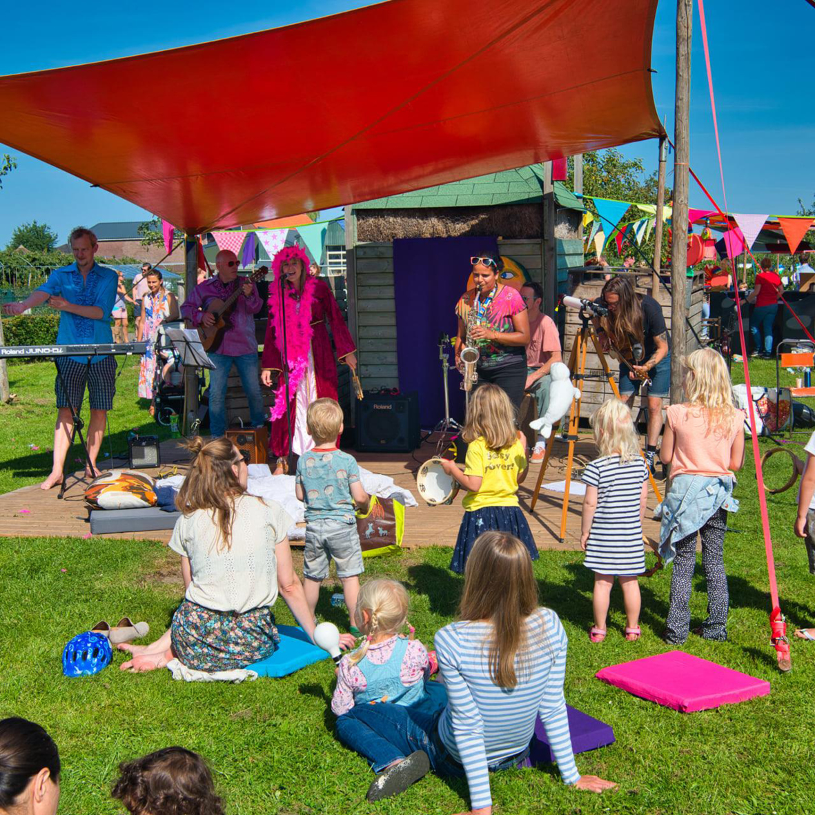 gro-up kinderen bekijken een optreden Leidsche Rijn festival