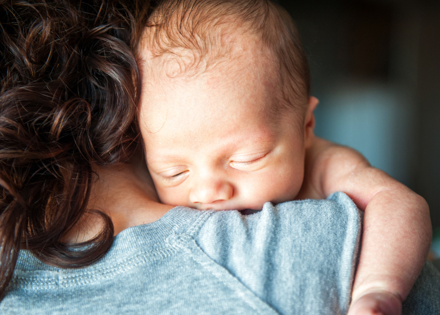 gro-up baby ligt op schouder van een vrouw
