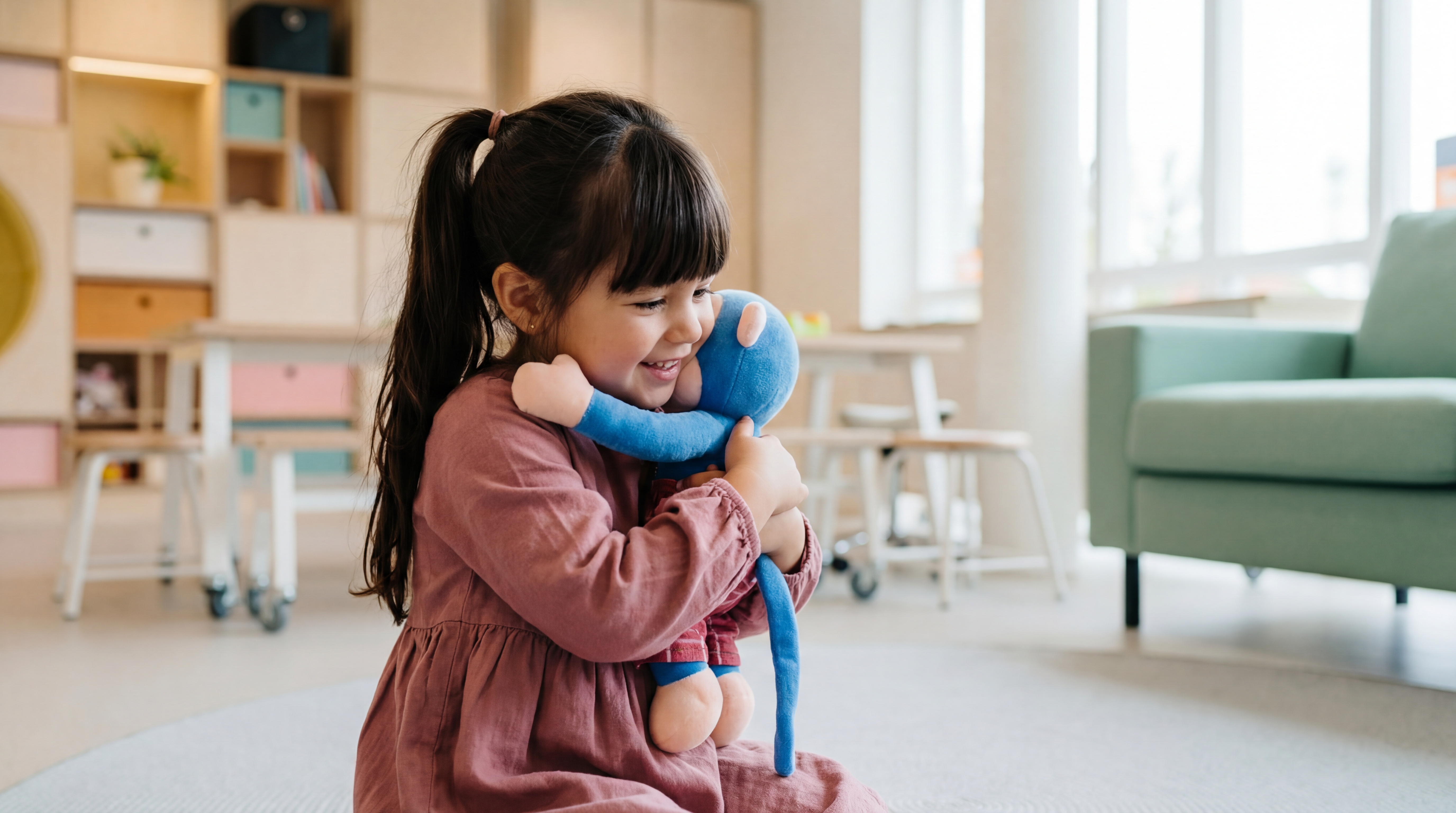 gro-up kinderdagverblijf meisje knuffelt aapje