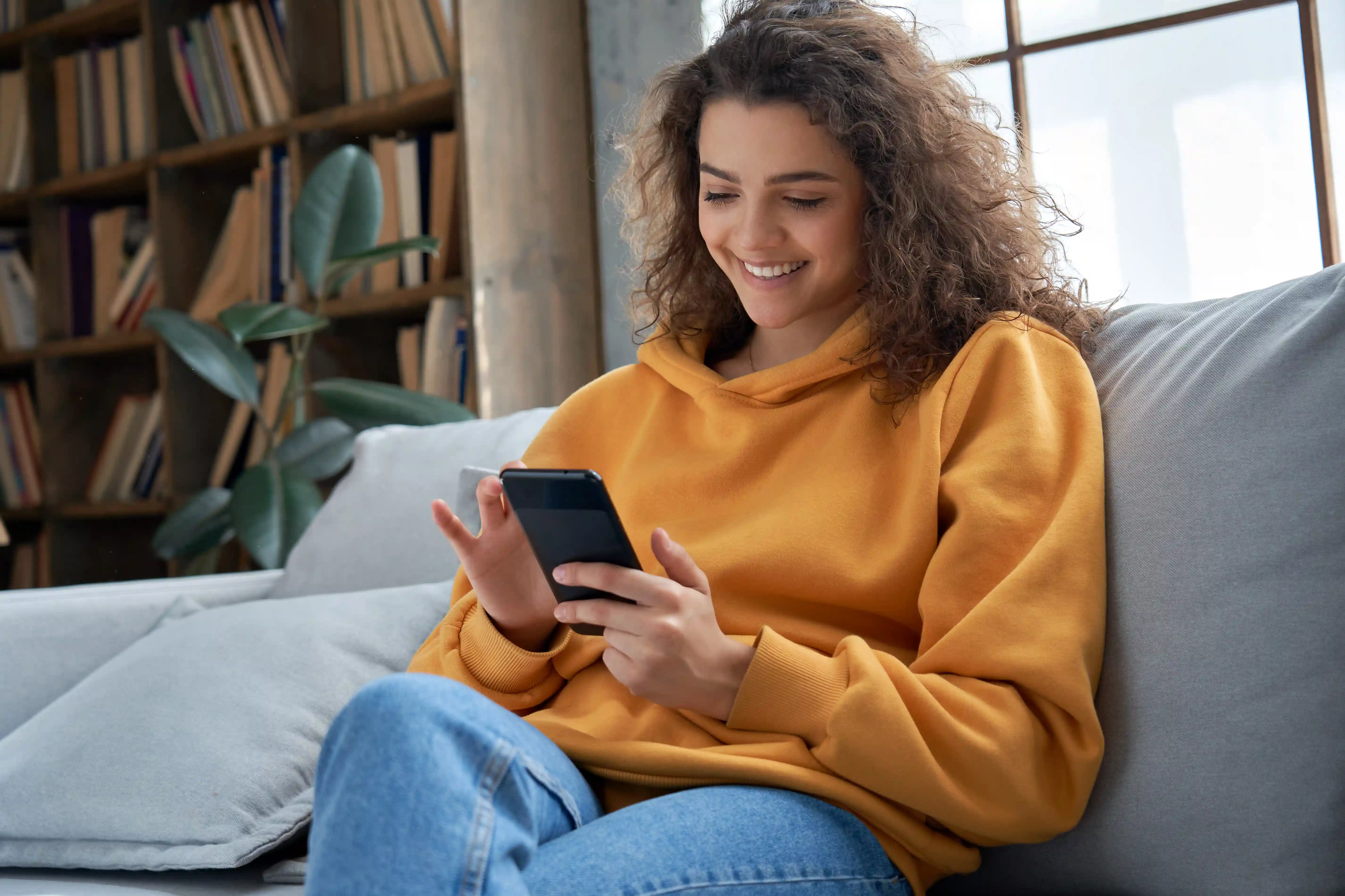 gro-up volwassene vrouw kijkt op haar telefoon