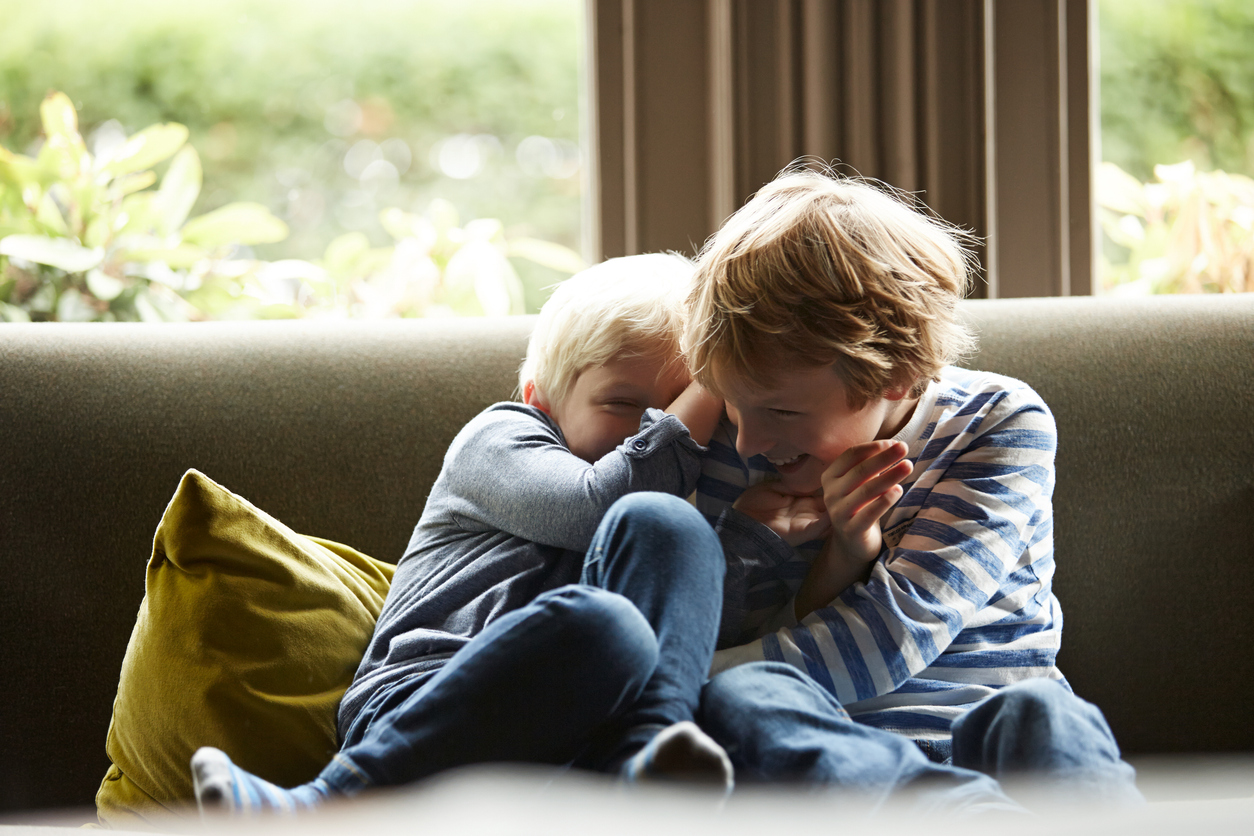 gro-up kinderen twee jongetjes spelen op de bank