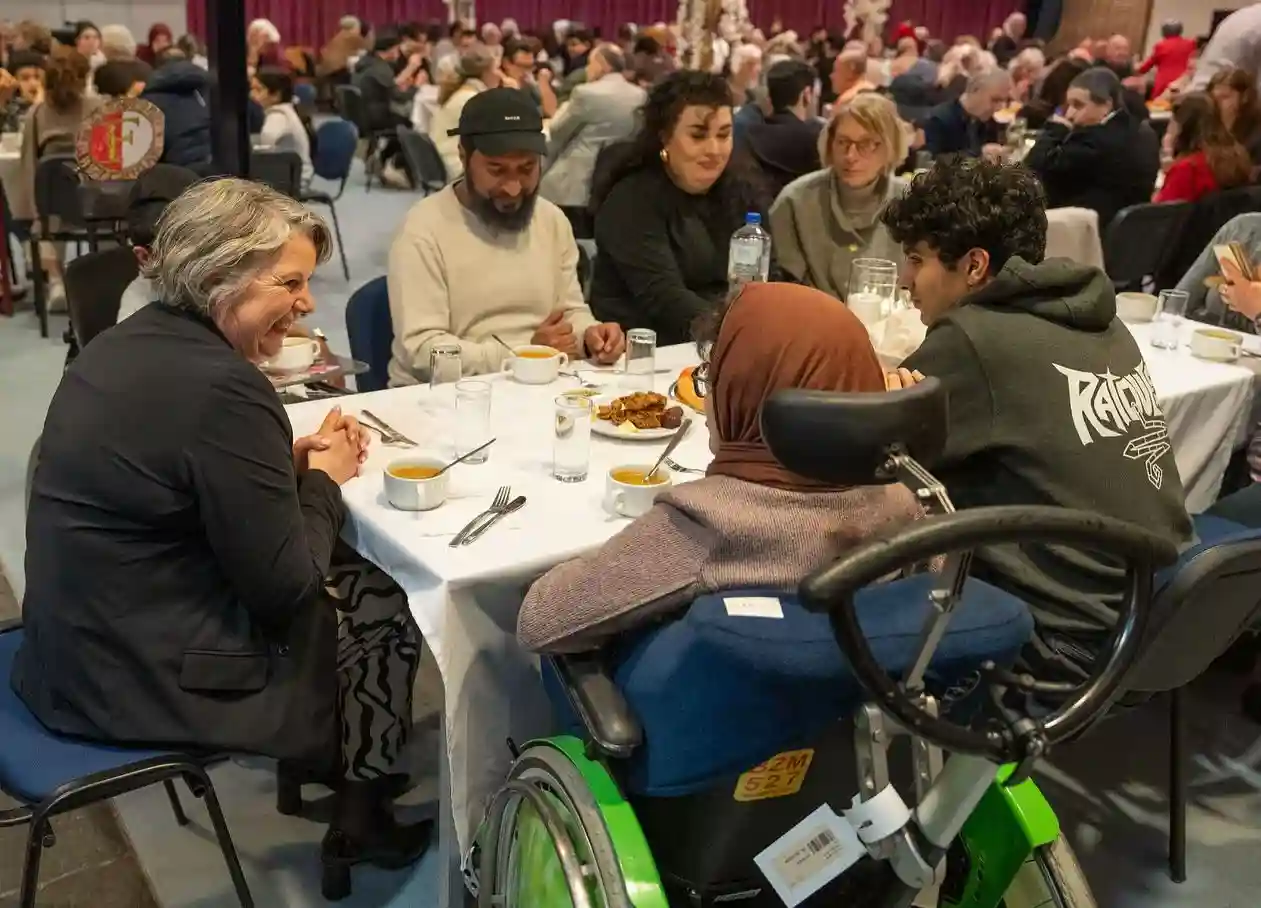 Allerlei soorten mensen schuiven aan tijden een Iftar in Woerden georganiseerd met hulp van gro-up buurtwerk