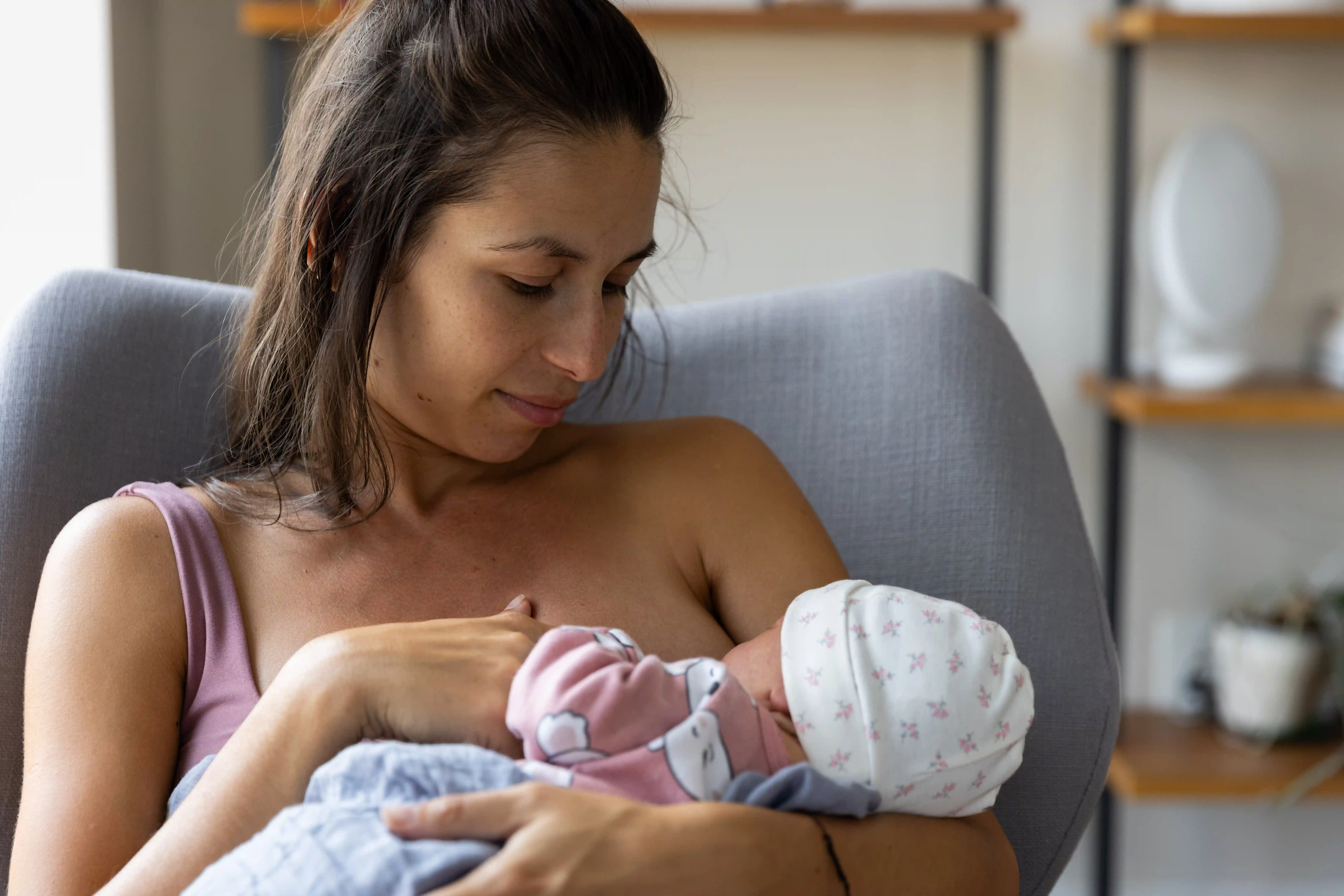 gro-up baby krijgt borstvoeding