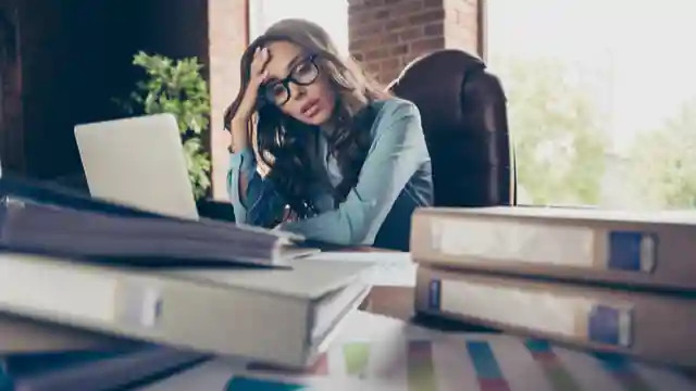 gro-up volwassene achter laptop frustratie