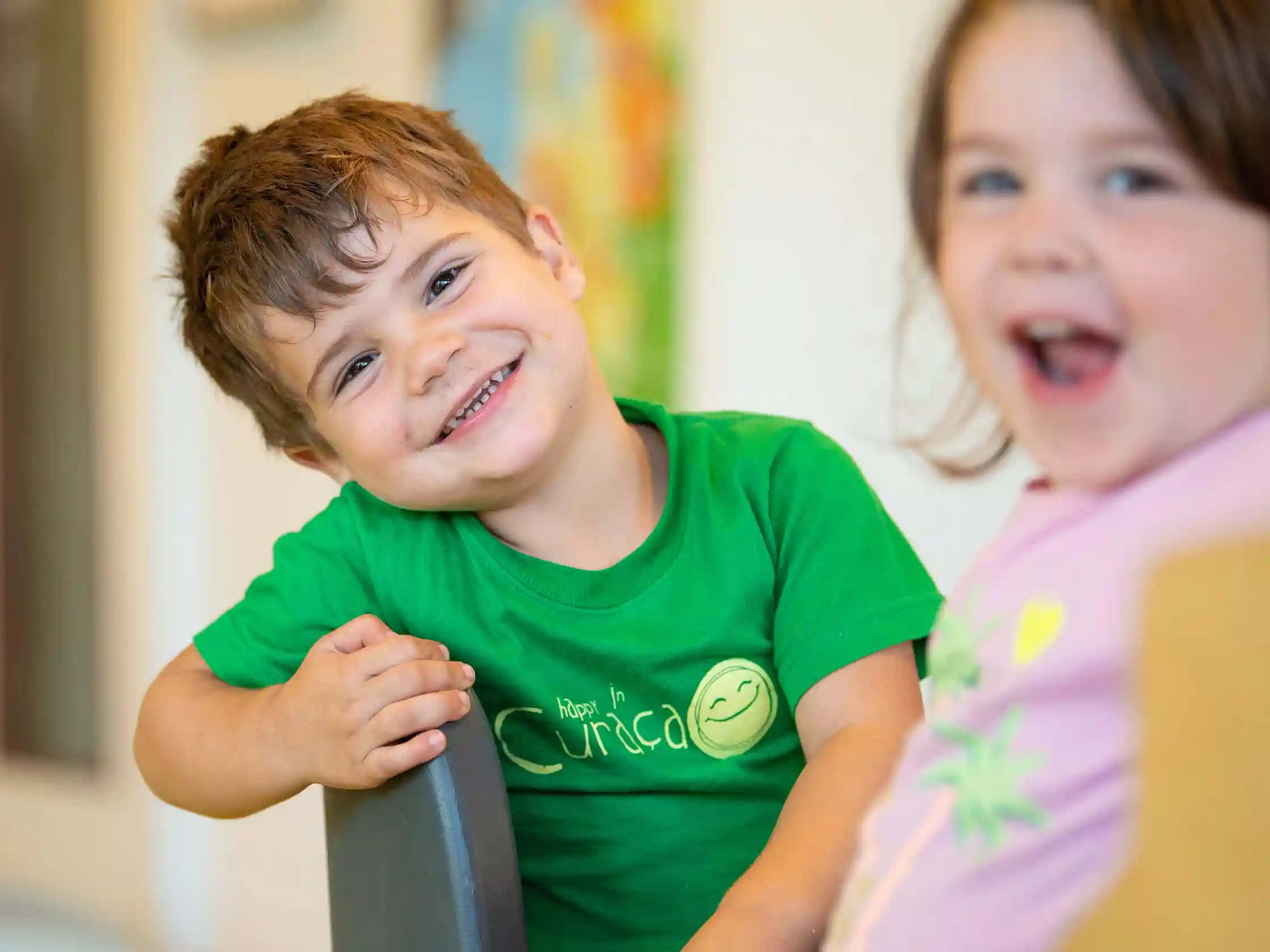gro-up kinderen peuters lachend op een stoel