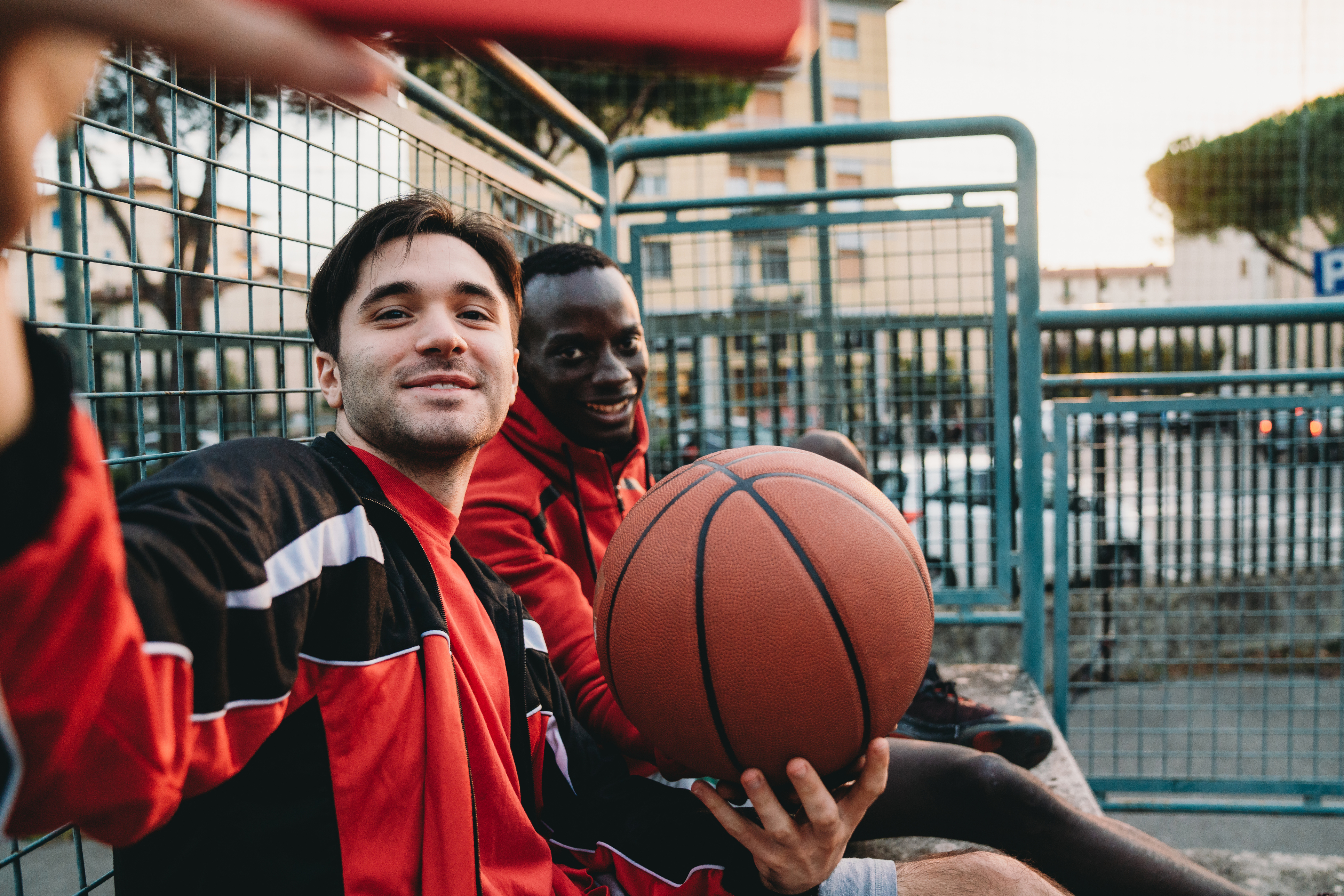Twee jongens maken een selfie met een basketbal in Vijfheerenlanden