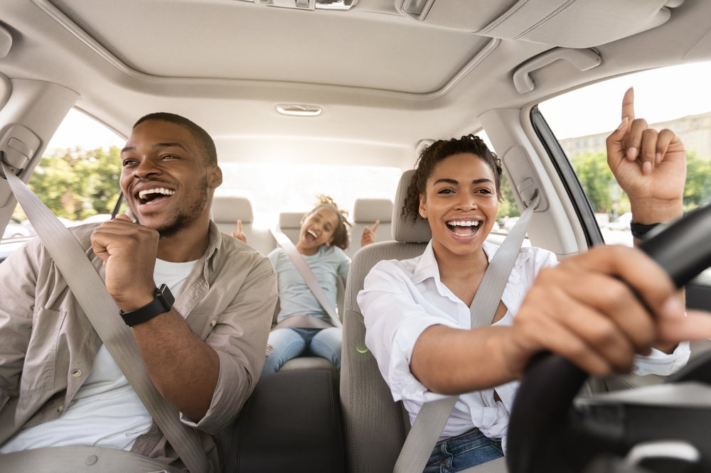 gro-up Kind in auto zingend