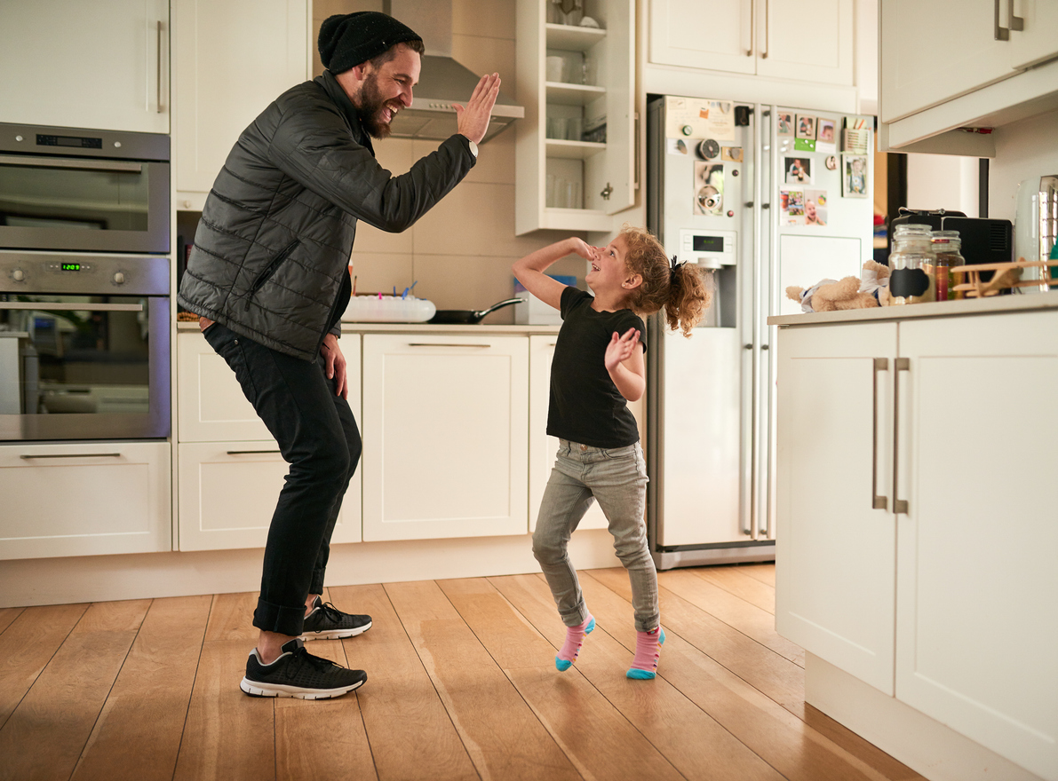 gro-up kinderen high fiven met je vader
