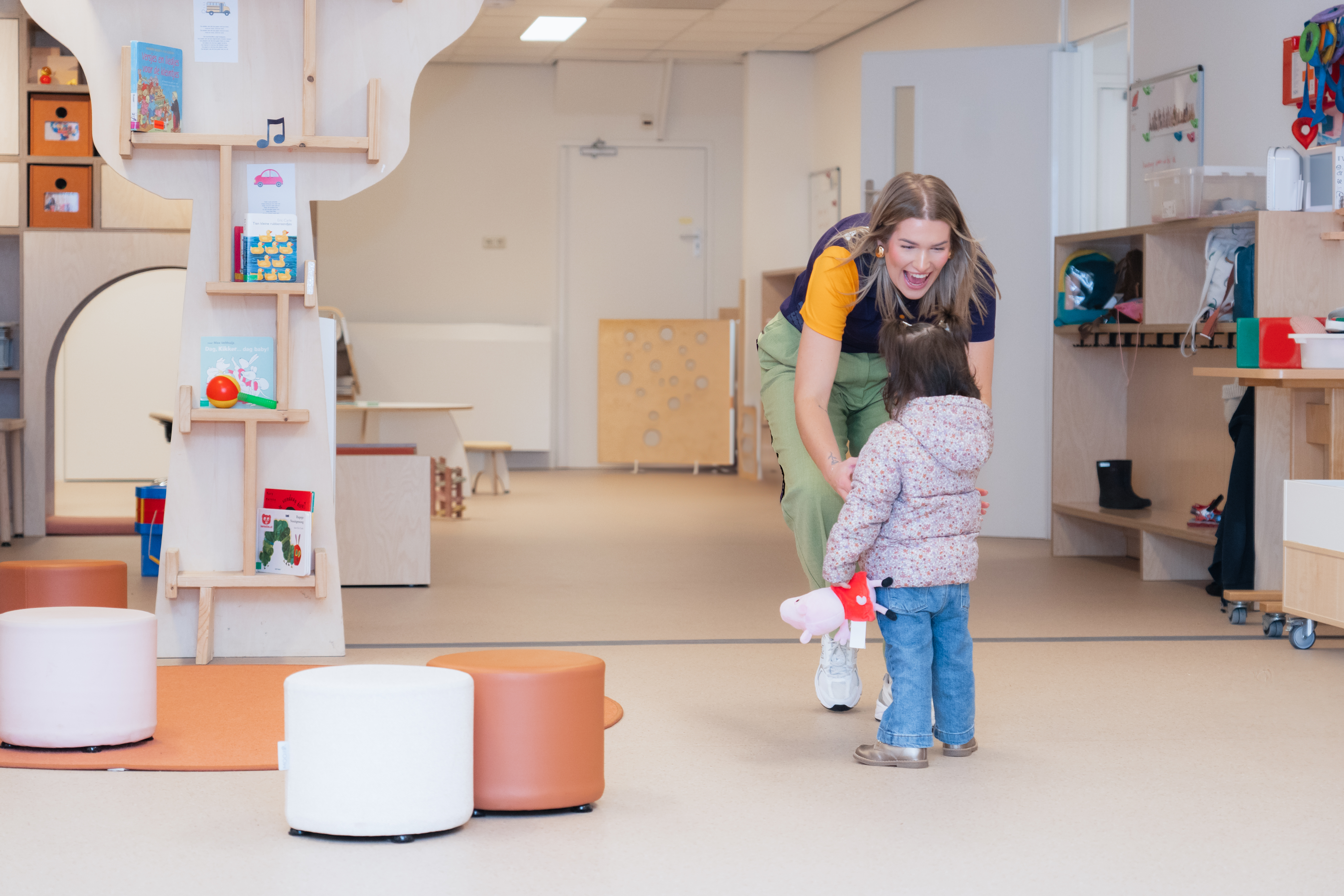 Bij de peuteropvang van gro-up in Rotterdam wordt je met open armen ontvangen, zoals de peuter op de foto enthousiast ontvangen wordt door een pedagogisch medewerker