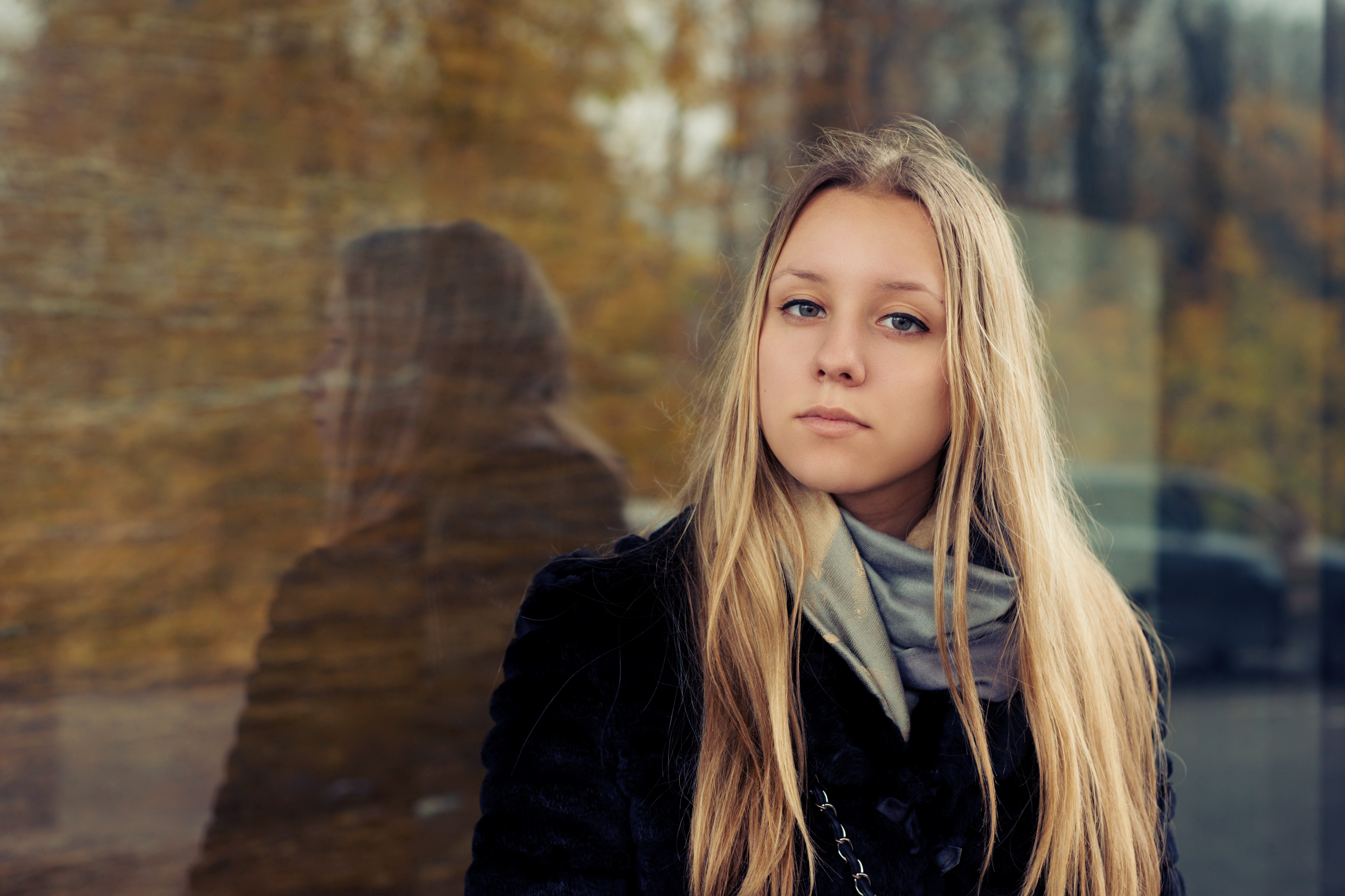 Tienermeisje kijkt stoer in de camera na een sessie van schoolbegeleiding voor jongeren bij gro-up