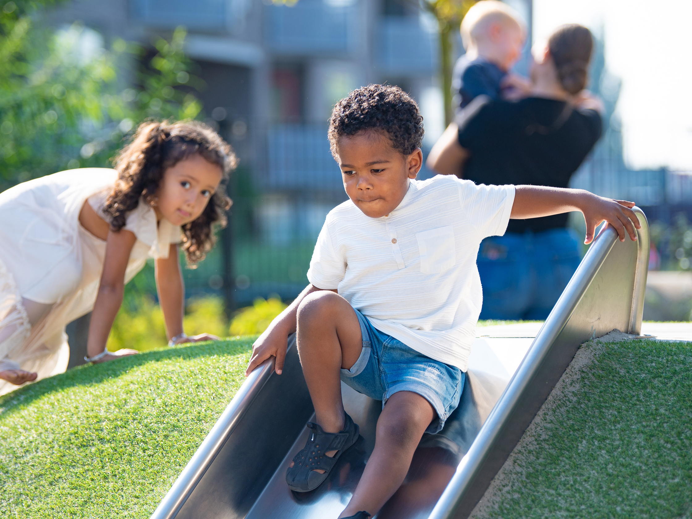gro-up kinderen op een glijbaan